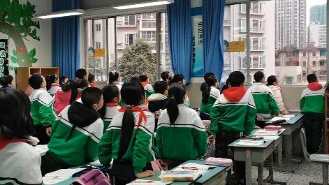 課上到一半，同學(xué)們卻把頭望向了外面！校長說：點贊！