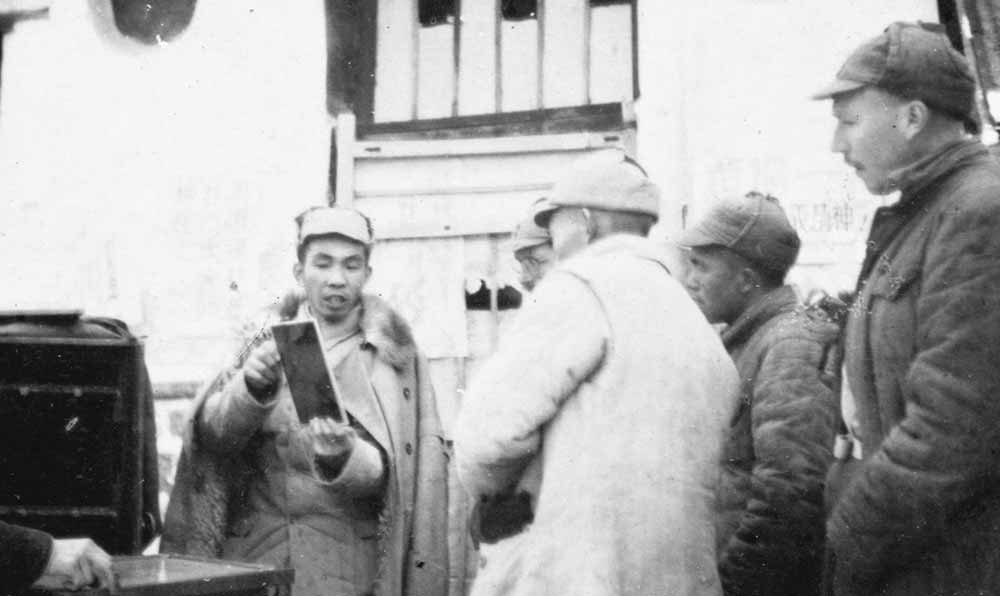 沙飛向參觀者講《晉察冀畫(huà)報(bào)》的制版情況。