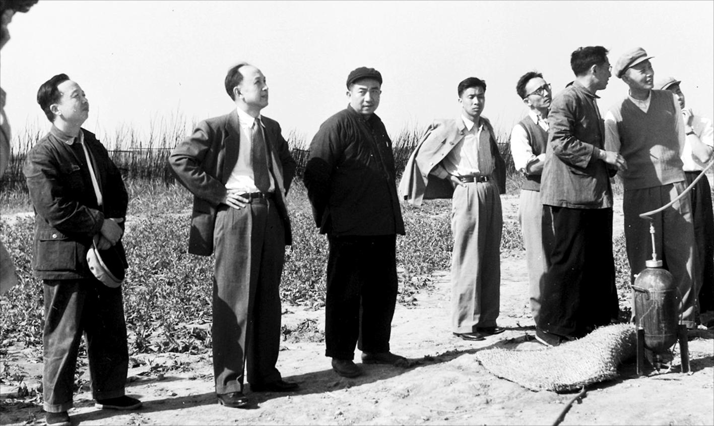 楊南生(右三)陪同錢(qián)學(xué)森(左三)觀看T-7M試驗(yàn)探空火箭的發(fā)射(航天科技集團(tuán)四院提供)