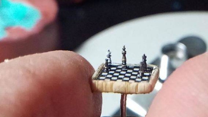 比指甲蓋還??！ 土耳其微雕藝術(shù)家雕出超小國(guó)際象棋