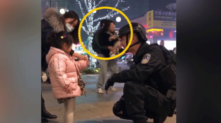 女子被特警圈粉蹲地拍照不想走，男友接下來(lái)的舉動(dòng)驚呆網(wǎng)友