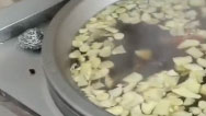 沈陽一企業(yè)熬740鍋紅糖水送26個(gè)檢測點(diǎn)，用了千斤紅糖200斤姜