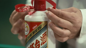 “抱團(tuán)松動(dòng)”！機(jī)構(gòu)慌了？有人急忙賣(mài)茅臺(tái)，有人連夜看周期