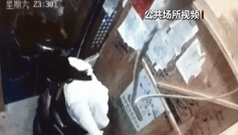 電梯內(nèi)突發(fā)自燃 電動車進樓怎么禁？ 發(fā)現(xiàn)電瓶車有起火苗頭應(yīng)立刻撤離