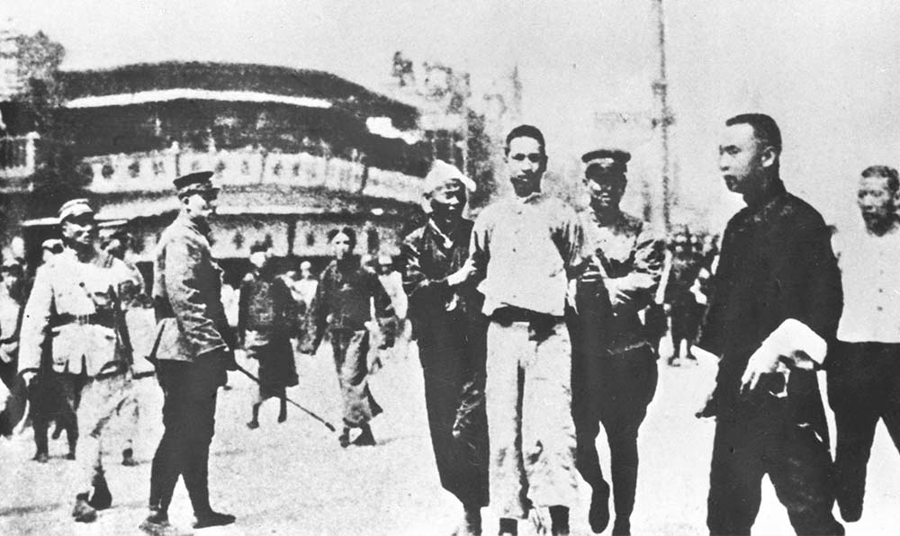 1927年4月12日 “四?一二”反革命政變，國(guó)民黨反動(dòng)派捕殺大批共產(chǎn)黨員和工人、學(xué)生、群眾
