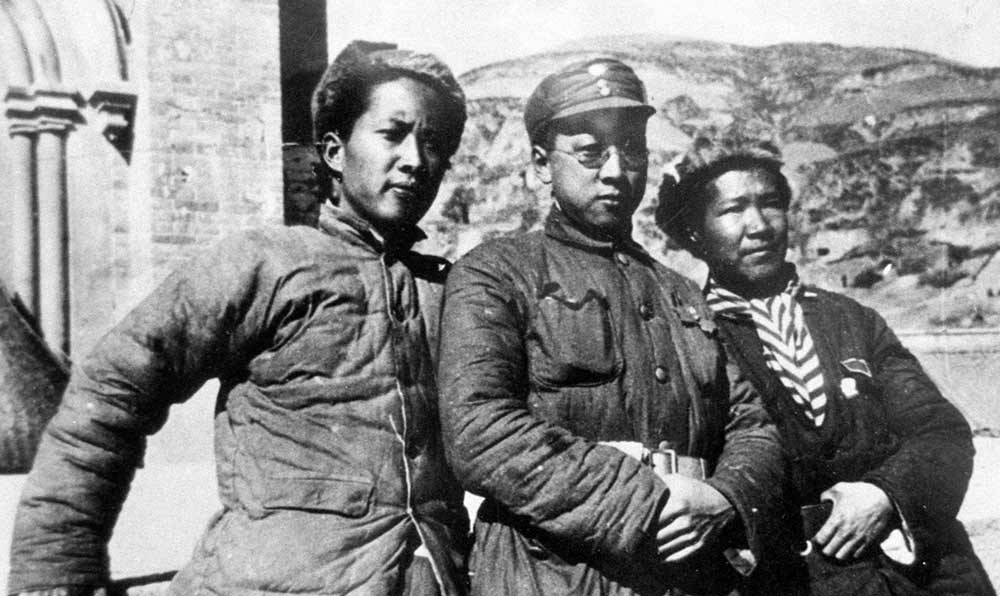 延安魯迅藝術(shù)文學(xué)院托兒所的阿姨和孩子們。