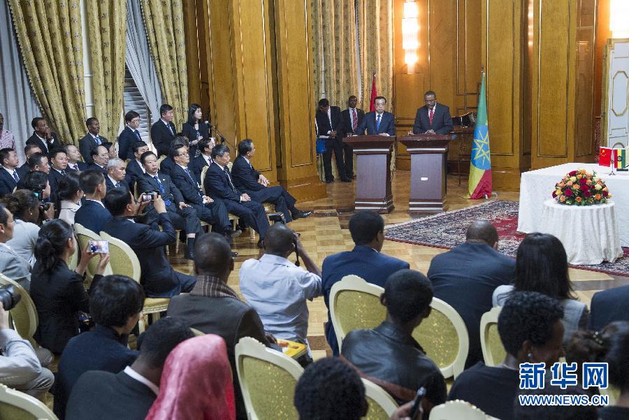 5月4日，國務(wù)院總理李克強(qiáng)在亞的斯亞貝巴與埃塞俄比亞總理海爾馬里亞姆舉行會談。這是會談后，李克強(qiáng)與海爾馬里亞姆共同會見記者。 新華社記者 王曄 攝