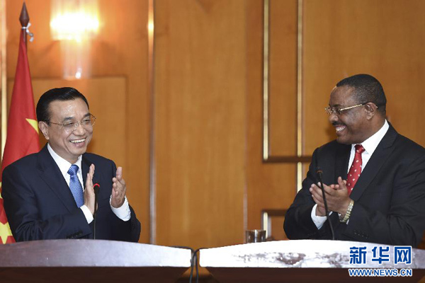5月4日，國務(wù)院總理李克強(qiáng)在亞的斯亞貝巴與埃塞俄比亞總理海爾馬里亞姆舉行會談。這是會談結(jié)束后，李克強(qiáng)與海爾馬里亞姆共同會見記者。 新華社記者 李學(xué)仁 攝