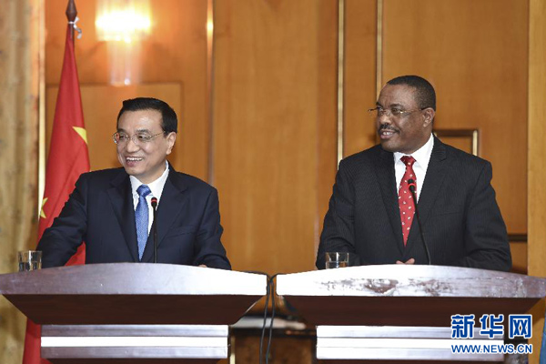 5月4日，國務(wù)院總理李克強(qiáng)在亞的斯亞貝巴與埃塞俄比亞總理海爾馬里亞姆舉行會談。這是會談后，李克強(qiáng)與海爾馬里亞姆共同會見記者。 新華社記者 李學(xué)仁 攝