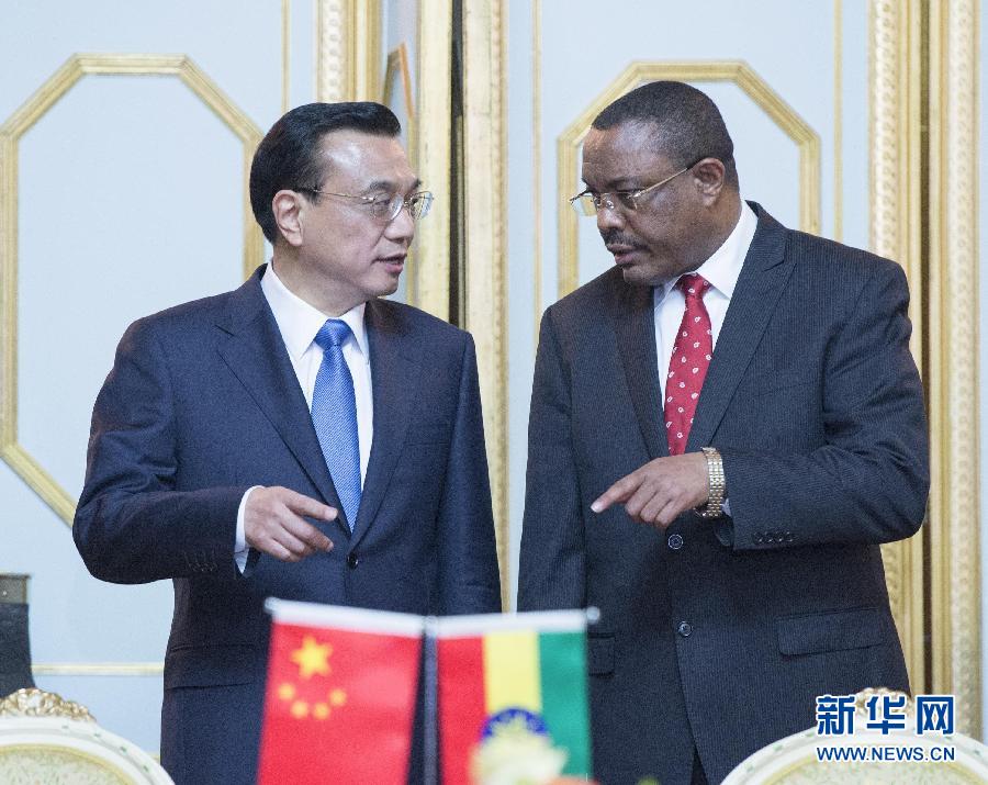 5月4日，中國國務(wù)院總理李克強在亞的斯亞貝巴與埃塞俄比亞總理海爾馬里亞姆舉行會談。這是會談后，李克強與海爾馬里亞姆共同出席有關(guān)文件簽字儀式。 新華社記者 王曄 攝