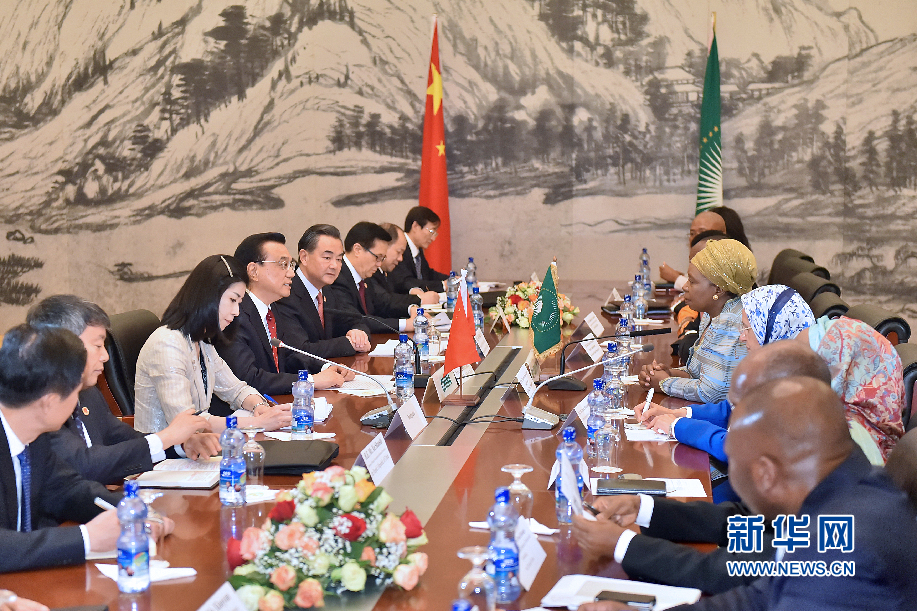 5月5日，中國國務(wù)院總理李克強(qiáng)在亞的斯亞貝巴非洲聯(lián)盟總部會(huì)見非盟委員會(huì)主席祖馬。 新華社記者李濤攝