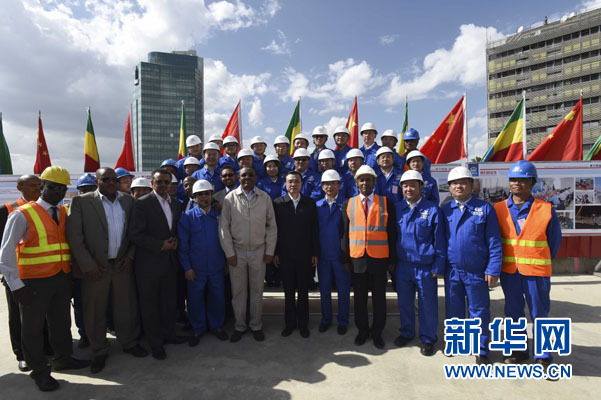 這是李克強(qiáng)同海爾馬里亞姆與施工人員合影留念。新華社記者 李學(xué)仁 攝