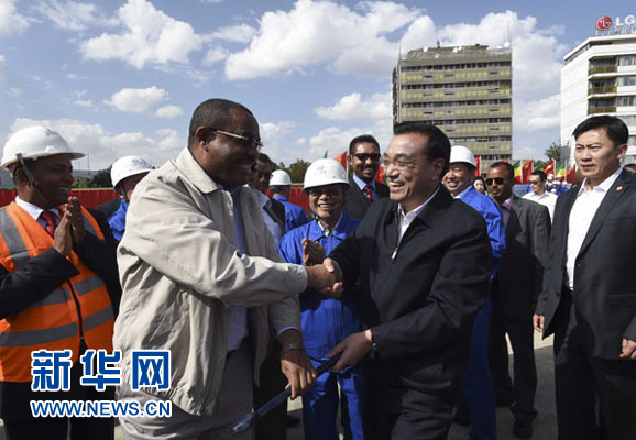 5月5日，中國國務(wù)院總理李克強(qiáng)考察亞的斯亞貝巴輕軌項(xiàng)目，埃塞俄比亞總理海爾馬里亞姆陪同。新華社記者 李學(xué)仁 攝