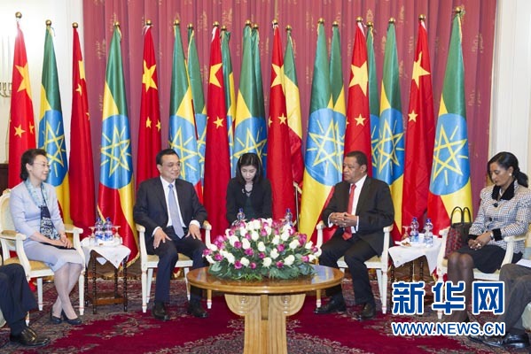 李克強(qiáng)總理夫人程虹、穆拉圖總統(tǒng)夫人梅阿扎參加會(huì)見(jiàn)。新華社記者王曄攝