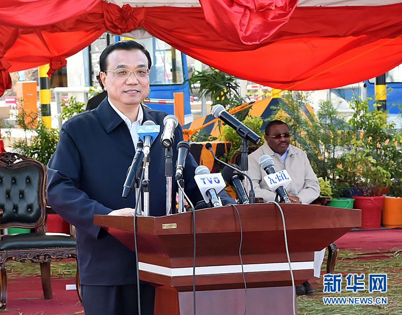 5月5日，國(guó)務(wù)院總理李克強(qiáng)與埃塞俄比亞總理海爾馬里亞姆共同出席亞的斯亞貝巴-阿達(dá)瑪高速公路一期竣工揭牌典禮，并為二期工程開(kāi)工奠基剪彩。這是李克強(qiáng)在典禮上致辭。新華社記者 李濤 攝 