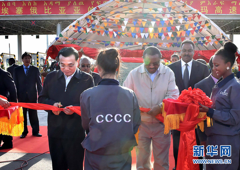 5月5日，中國(guó)國(guó)務(wù)院總理李克強(qiáng)與埃塞俄比亞總理海爾馬里亞姆共同出席亞的斯亞貝巴-阿達(dá)瑪高速公路一期竣工揭牌典禮，并為二期工程開(kāi)工奠基剪彩。這是李克強(qiáng)與海爾馬里亞姆共同為亞的斯亞貝巴-阿達(dá)瑪高速公路二期工程開(kāi)工剪彩。新華社記者 李濤 攝 