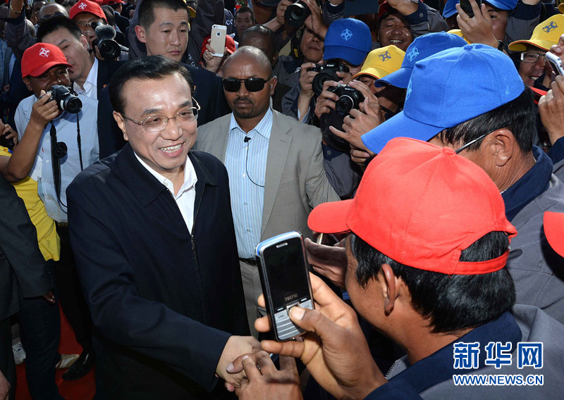 5月5日，中國(guó)國(guó)務(wù)院總理李克強(qiáng)與埃塞俄比亞總理海爾馬里亞姆共同出席亞的斯亞貝巴-阿達(dá)瑪高速公路一期竣工揭牌典禮，并為二期工程開(kāi)工奠基剪彩。這是典禮結(jié)束后，李克強(qiáng)同工程施工人員親切交談。新華社記者 李濤 攝 