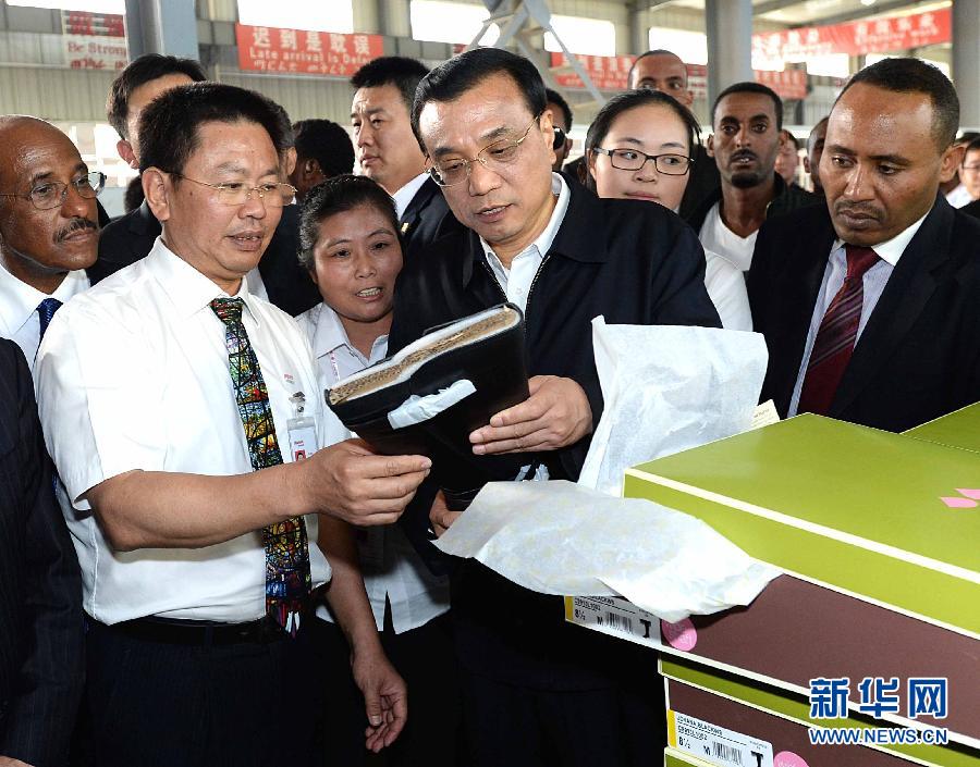 5月5日，中國國務院總理李克強在埃塞俄比亞總理海爾馬里亞姆陪同下參觀東方工業(yè)園。這是李克強在生產(chǎn)車間聽取負責人介紹生產(chǎn)情況。新華社記者 李濤 攝