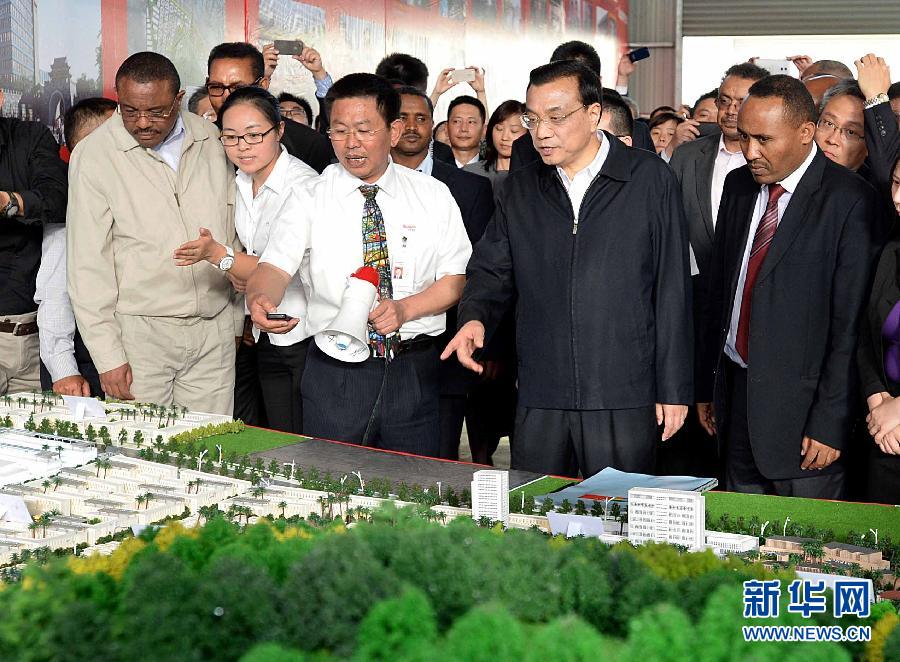  5月5日，中國國務院總理李克強在埃塞俄比亞總理海爾馬里亞姆陪同下參觀東方工業(yè)園。這是李克強與海爾馬里亞姆（左一）一起觀看工業(yè)園沙盤展示。新華社記者 李濤