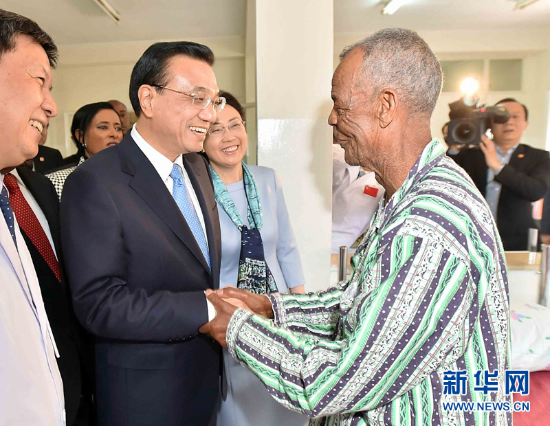 5月6日，中國國務院總理李克強與埃塞俄比亞總統(tǒng)穆拉圖一同來到亞的斯亞貝巴阿勒塔醫(yī)院，看望受益于中國免費白內障手術&ldquo;光明行&rdquo;活動的埃塞俄比亞患者。新華社記者 李濤 攝 