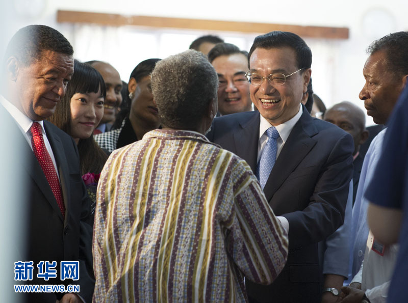 5月6日，中國國務院總理李克強與埃塞俄比亞總統(tǒng)穆拉圖一同來到亞的斯亞貝巴阿勒塔醫(yī)院，看望受益于中國免費白內障手術&ldquo;光明行&rdquo;活動的埃塞俄比亞患者。新華社記者 謝環(huán)馳 攝 