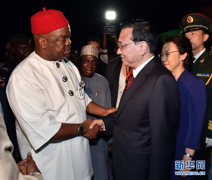     5月6日，應(yīng)尼日利亞總統(tǒng)喬納森邀請，國務(wù)院總理李克強乘專機抵達阿布賈國際機場，開始對尼日利亞進行正式訪問。李克強總理夫人程虹同機抵達。新華社記者 李濤 攝 