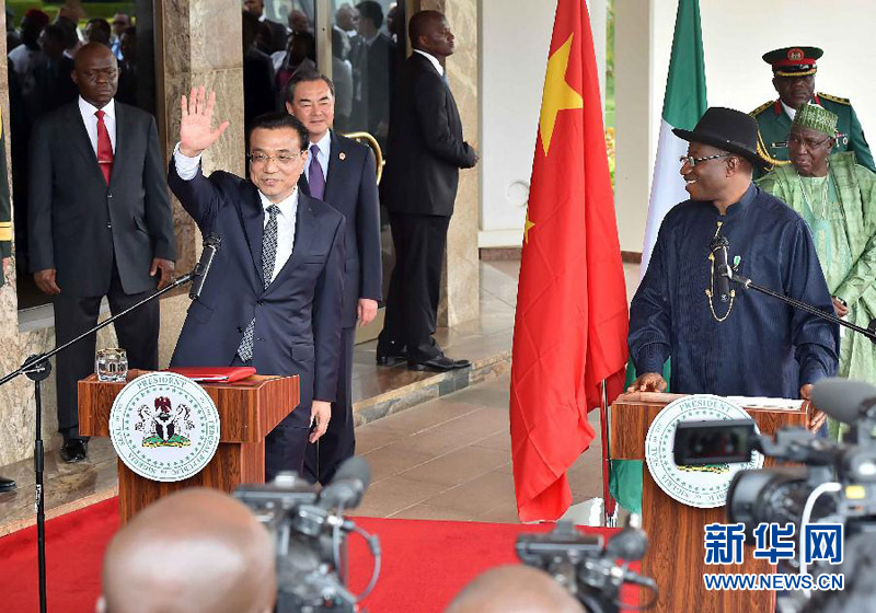 5月7日，中國國務(wù)院總理李克強(qiáng)在阿布賈與尼日利亞總統(tǒng)喬納森會(huì)談后共同會(huì)見記者，并回答記者提問。 新華社記者李濤攝 