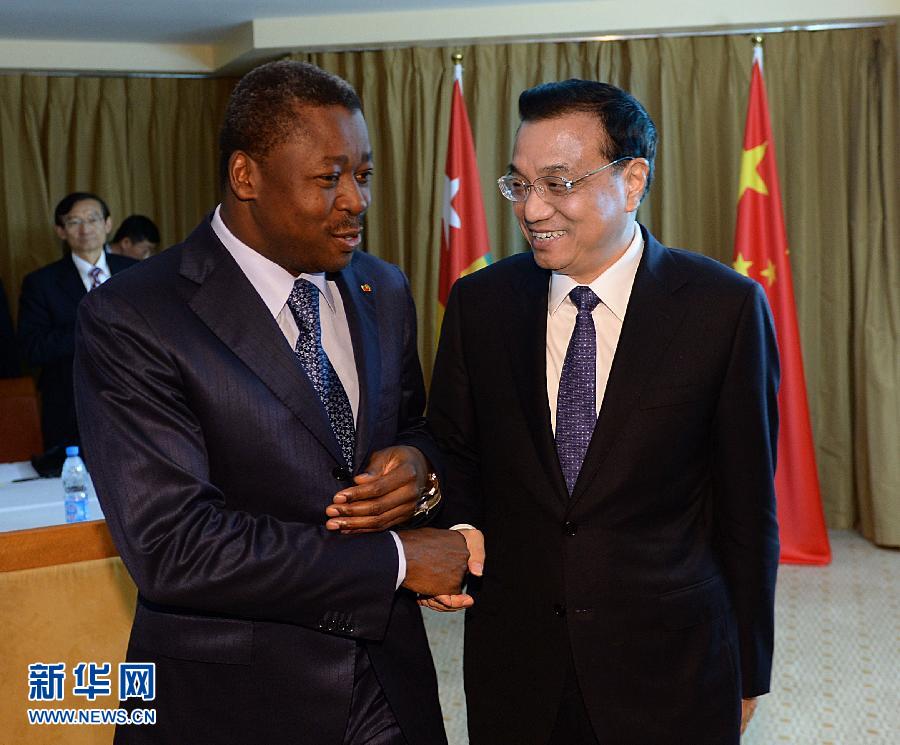 5月7日，正在尼日利亞訪問的中國國務(wù)院總理李克強在阿布賈會見出席第24屆世界經(jīng)濟論壇非洲峰會全會的多哥總統(tǒng)福雷。 新華社記者 李濤 攝 