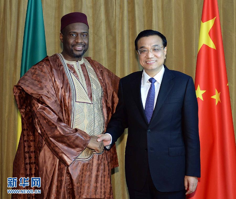 5月7日，正在尼日利亞訪問的國務(wù)院總理李克強在阿布賈會見出席第24屆世界經(jīng)濟論壇非洲峰會全會的馬里總理馬拉。 新華社記者 李濤 攝 