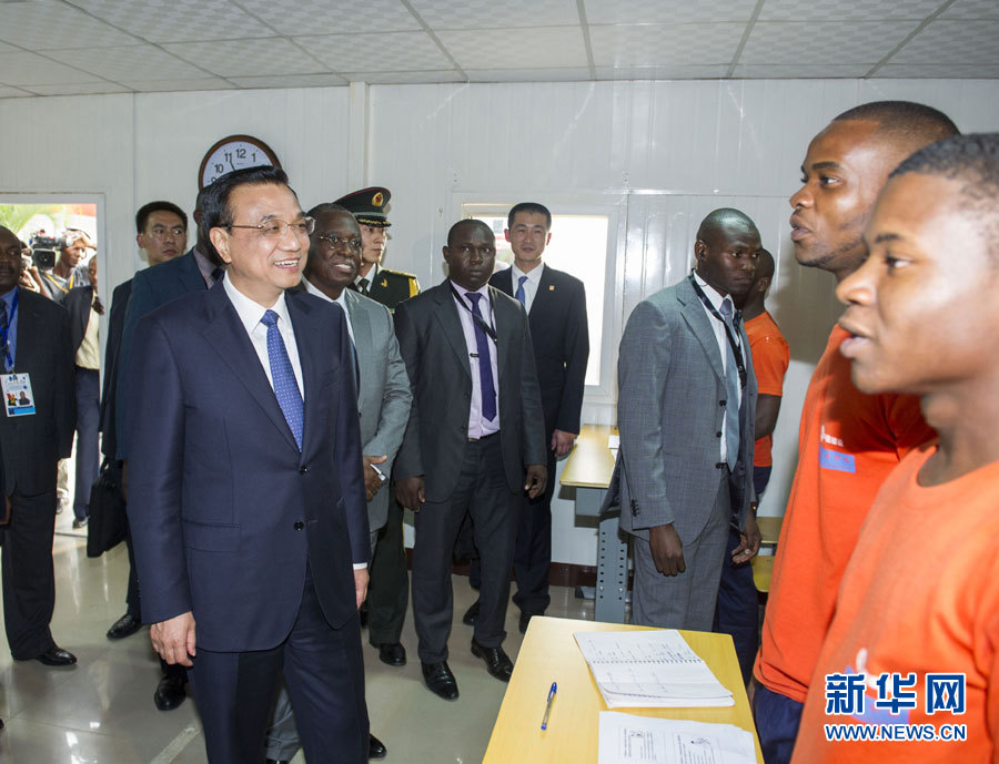 這是李克強(qiáng)在學(xué)校教室內(nèi)同正在上課的學(xué)生互動(dòng)交流。新華社記者王曄攝