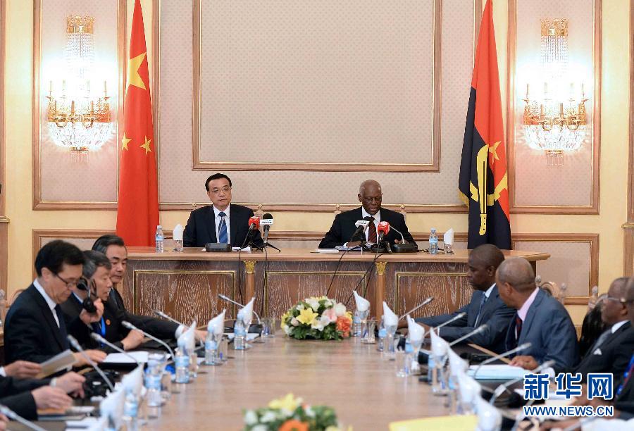 5月9日，中國國務(wù)院總理李克強(qiáng)在安哥拉總統(tǒng)府同安總統(tǒng)多斯桑托斯舉行會(huì)談。 新華社記者李濤攝
