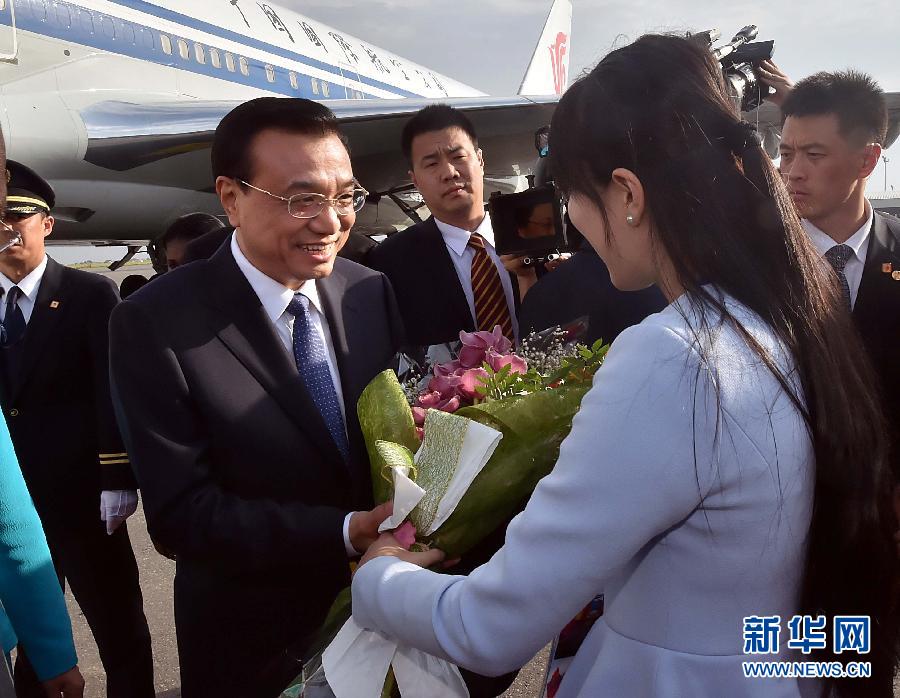 5月8日，應(yīng)安哥拉總統(tǒng)多斯桑托斯邀請(qǐng)，中國(guó)國(guó)務(wù)院總理李克強(qiáng)乘專機(jī)抵達(dá)羅安達(dá)二月四日國(guó)際機(jī)場(chǎng)，開(kāi)始對(duì)安哥拉進(jìn)行正式訪問(wèn)。 新華社記者李濤 攝 