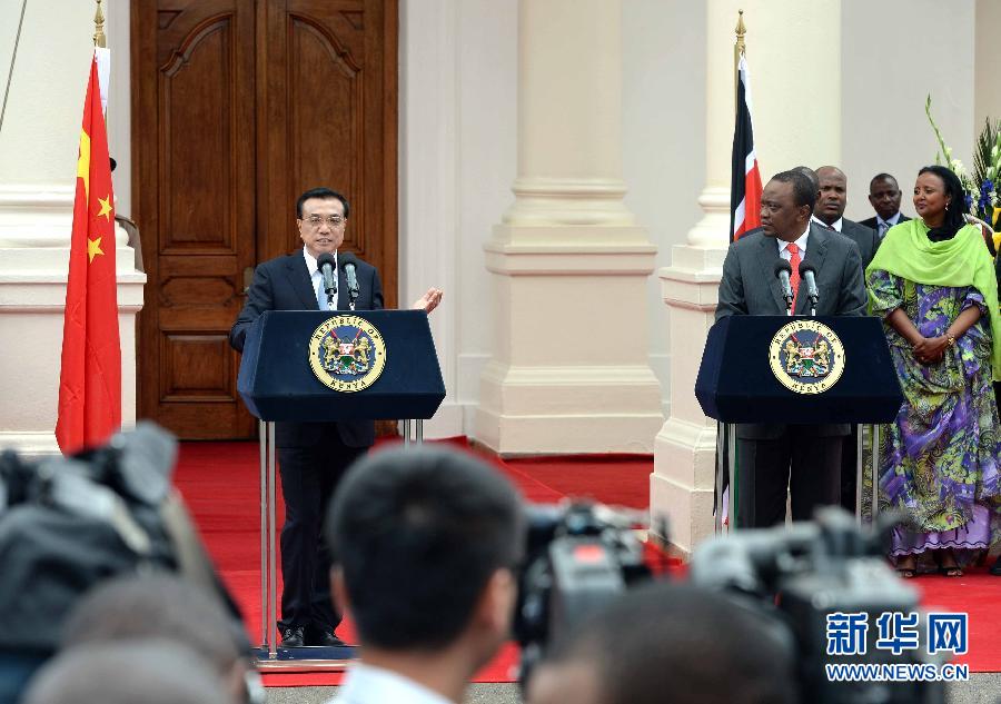 5月10日，中國(guó)國(guó)務(wù)院總理李克強(qiáng)在肯尼亞國(guó)家宮與肯總統(tǒng)肯雅塔舉行會(huì)談后共同會(huì)見(jiàn)記者。 新華社記者 李濤 攝 