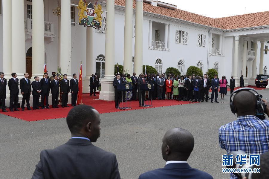  5月10日，中國(guó)國(guó)務(wù)院總理李克強(qiáng)在肯尼亞國(guó)家宮與肯總統(tǒng)肯雅塔舉行會(huì)談后共同會(huì)見(jiàn)記者。 新華社記者 李學(xué)仁 攝 