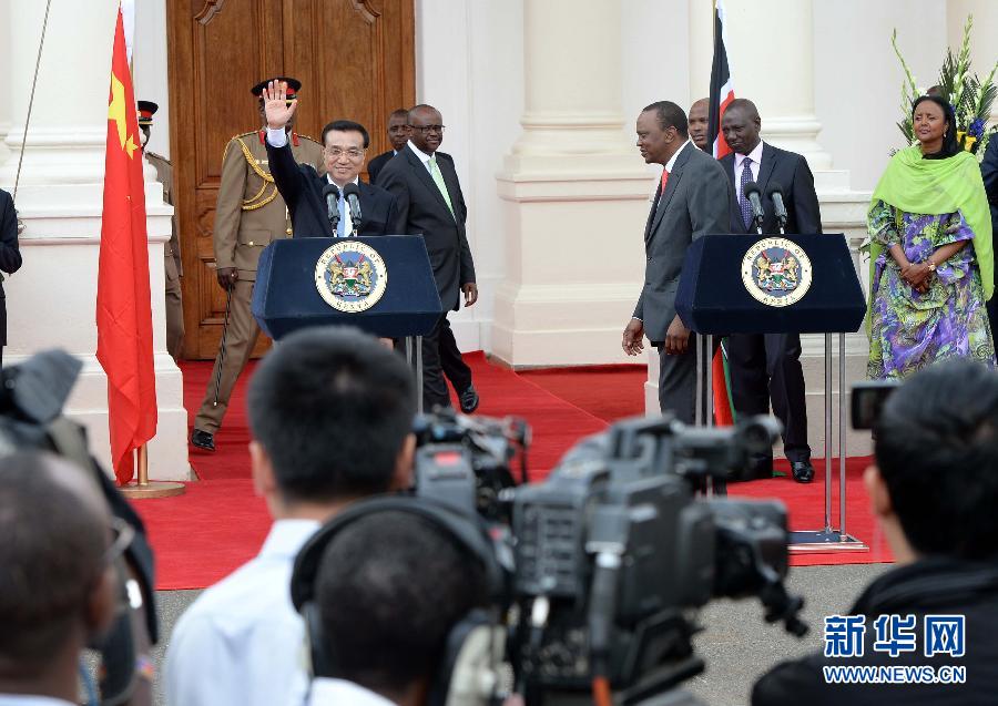 5月10日，中國(guó)國(guó)務(wù)院總理李克強(qiáng)在肯尼亞國(guó)家宮與肯總統(tǒng)肯雅塔舉行會(huì)談后共同會(huì)見(jiàn)記者。 新華社記者 李濤 攝 