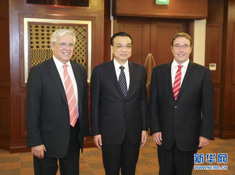 5月10日，國務院總理李克強在內(nèi)羅畢會見聯(lián)合國環(huán)境規(guī)劃署執(zhí)行主任施泰納（右）和聯(lián)合國人居署執(zhí)行主任克洛斯。 新華社記者 丁林 攝 