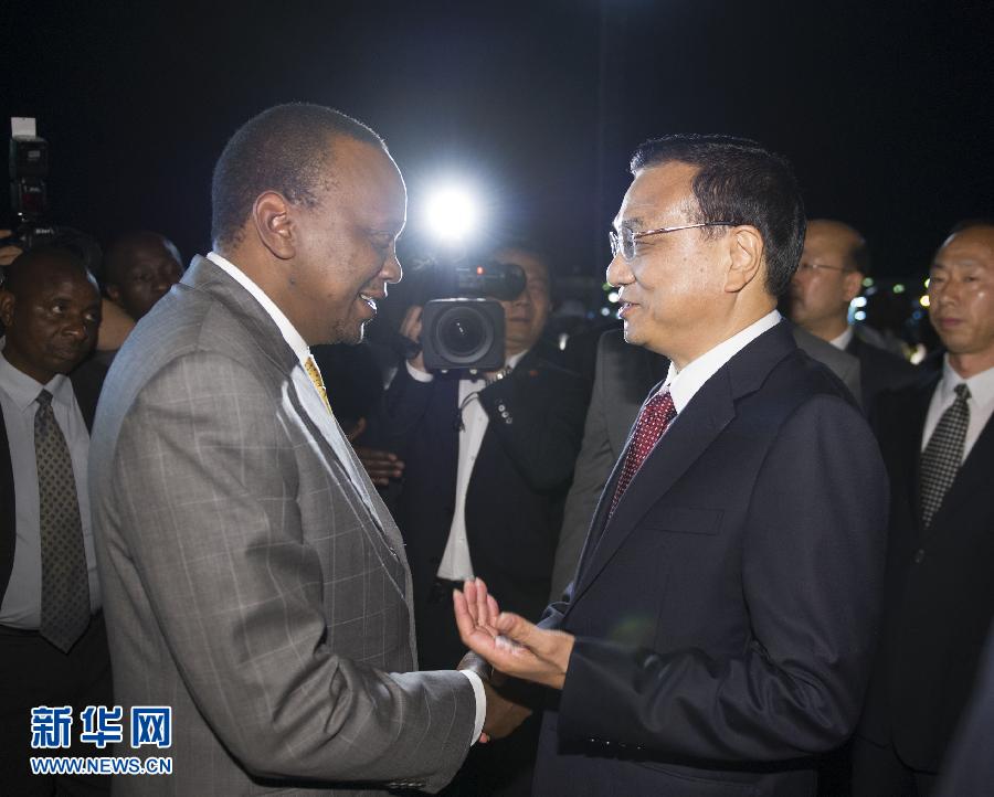 5月9日，應(yīng)肯尼亞總統(tǒng)肯雅塔邀請，中國國務(wù)院總理李克強(qiáng)乘專機(jī)抵達(dá)內(nèi)羅畢肯雅塔國際機(jī)場，開始對肯尼亞進(jìn)行正式訪問。李克強(qiáng)總理夫人程虹同機(jī)抵達(dá)?？夏醽喛偨y(tǒng)肯雅塔和副總統(tǒng)魯托率肯政府高級官員到機(jī)場迎接。新華社記者 謝環(huán)馳 攝 