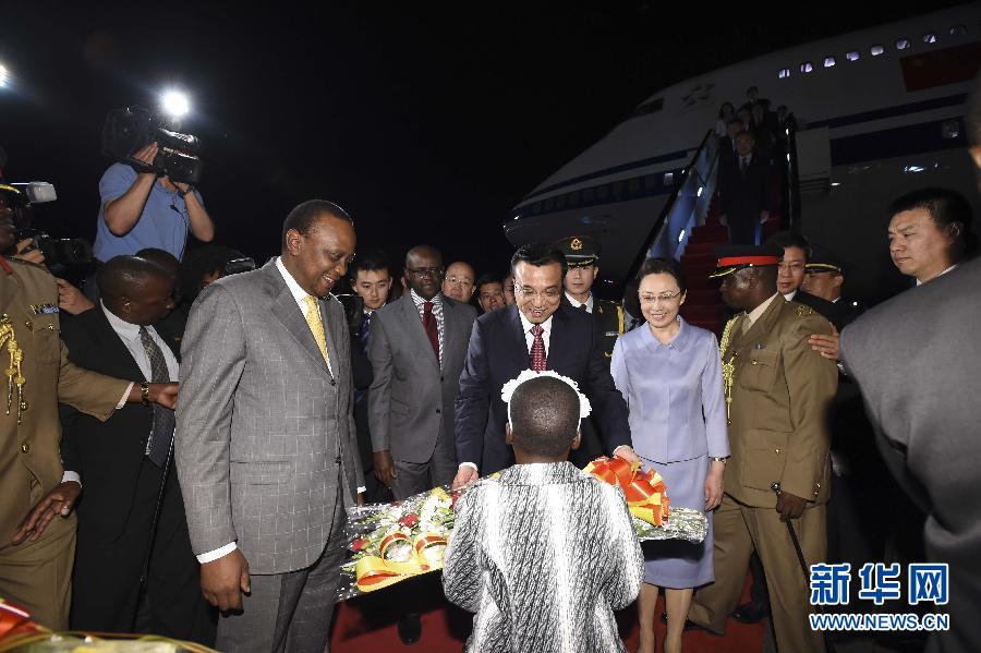 5月9日，應(yīng)肯尼亞總統(tǒng)肯雅塔邀請，中國國務(wù)院總理李克強(qiáng)乘專機(jī)抵達(dá)內(nèi)羅畢肯雅塔國際機(jī)場，開始對肯尼亞進(jìn)行正式訪問。李克強(qiáng)總理夫人程虹同機(jī)抵達(dá)?？夏醽喛偨y(tǒng)肯雅塔和副總統(tǒng)魯托率肯政府高級官員到機(jī)場迎接。這是肯尼亞兒童向李克強(qiáng)夫婦獻(xiàn)上鮮花。新華社記者李學(xué)仁攝 