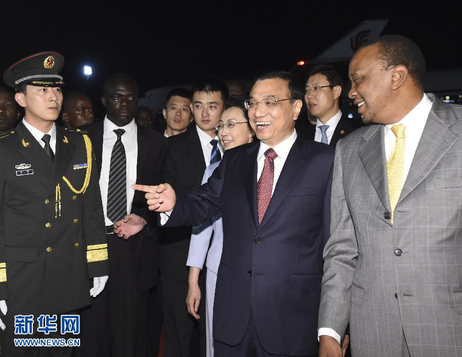 5月9日，應(yīng)肯尼亞總統(tǒng)肯雅塔邀請，中國國務(wù)院總理李克強(qiáng)乘專機(jī)抵達(dá)內(nèi)羅畢肯雅塔國際機(jī)場，開始對肯尼亞進(jìn)行正式訪問。李克強(qiáng)總理夫人程虹同機(jī)抵達(dá)?？夏醽喛偨y(tǒng)肯雅塔和副總統(tǒng)魯托率肯政府高級官員到機(jī)場迎接。新華社記者 李學(xué)仁 攝 