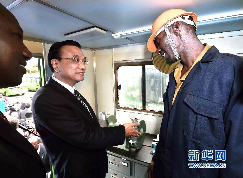 5月11日，國務(wù)院總理李克強(qiáng)參觀肯尼亞國家青年服務(wù)隊(duì)。這是李克強(qiáng)與服務(wù)隊(duì)隊(duì)員親切交談。 新華社記者 李濤 攝