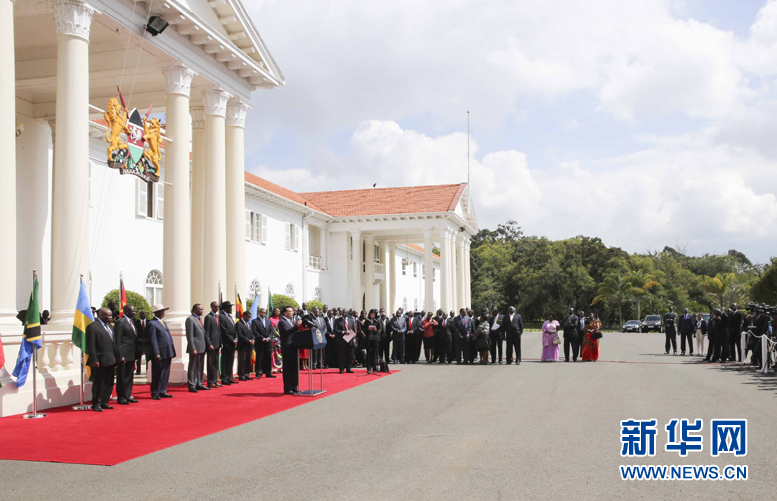 5月11日，中國(guó)國(guó)務(wù)院總理李克強(qiáng)在內(nèi)羅畢國(guó)家宮與肯尼亞總統(tǒng)肯雅塔共同會(huì)見記者，介紹中非合作建設(shè)肯尼亞蒙巴薩－內(nèi)羅畢鐵路情況。烏干達(dá)總統(tǒng)穆塞韋尼、盧旺達(dá)總統(tǒng)卡加梅、南蘇丹總統(tǒng)基爾等東非地區(qū)國(guó)家領(lǐng)導(dǎo)人參加。新華社記者丁林?jǐn)z