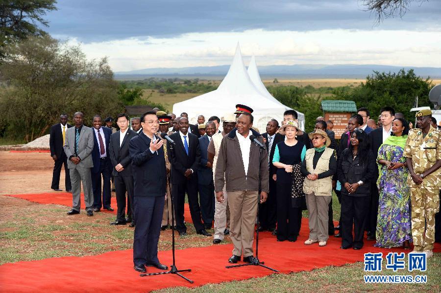 5月10日，國(guó)務(wù)院總理李克強(qiáng)與肯尼亞總統(tǒng)肯雅塔共同參觀肯尼亞內(nèi)羅畢國(guó)家公園焚燒象牙紀(jì)念地，并對(duì)中外記者發(fā)表講話?？夏醽喐笨偨y(tǒng)魯托陪同參觀。新華社記者 李濤 攝 