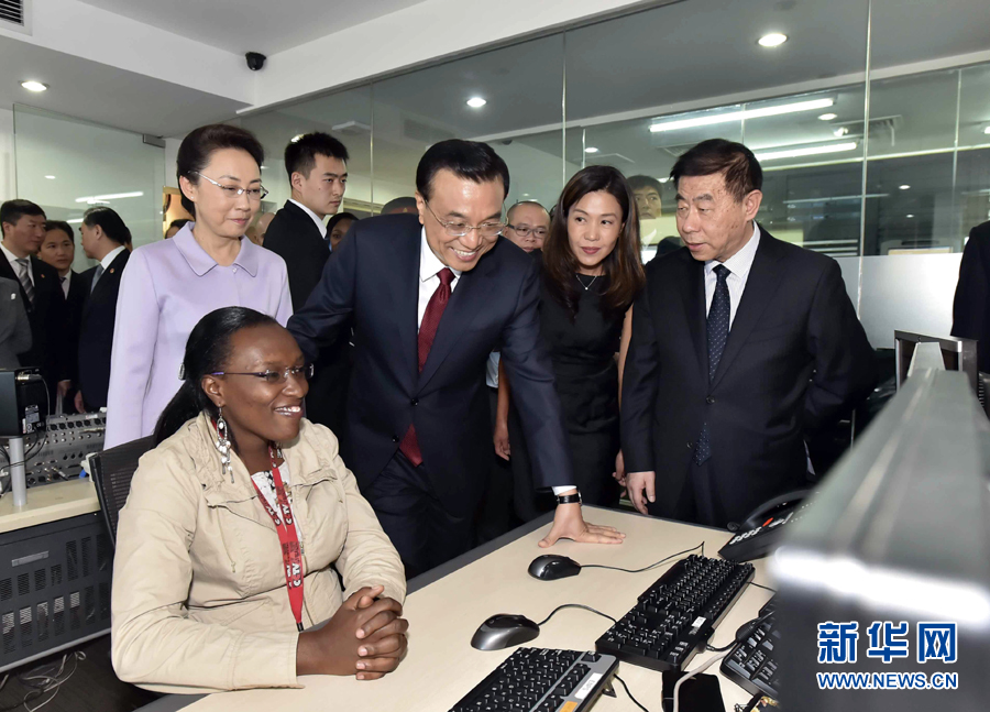 5月11日，中國國務(wù)院總理李克強(qiáng)在肯尼亞首都內(nèi)羅畢看望并慰問中央電視臺(tái)非洲分臺(tái)員工。 新華社記者 李濤 攝 