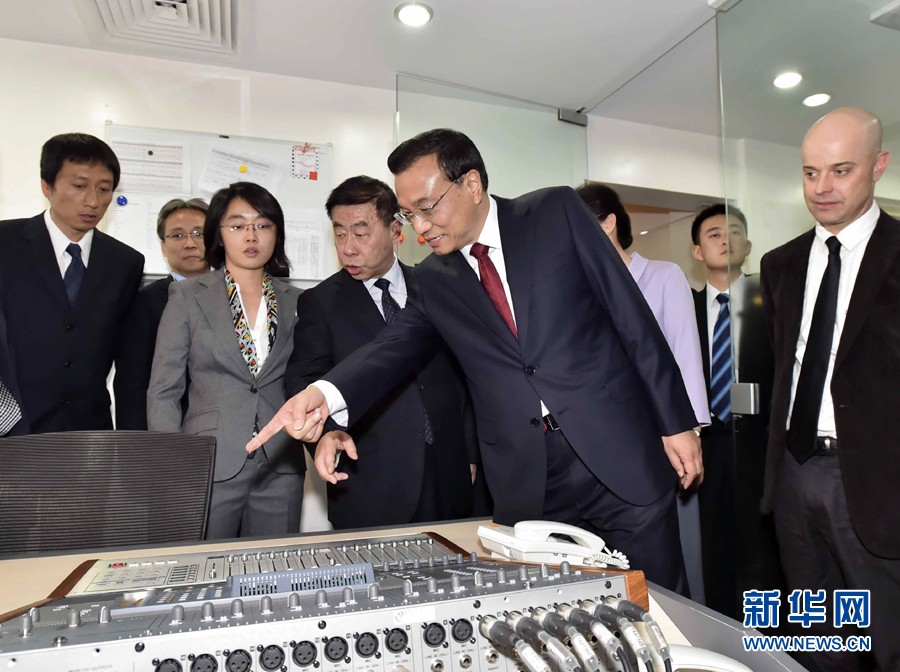 5月11日，中國國務(wù)院總理李克強(qiáng)在肯尼亞首都內(nèi)羅畢看望并慰問中央電視臺(tái)非洲分臺(tái)員工。 新華社記者 李濤 攝 