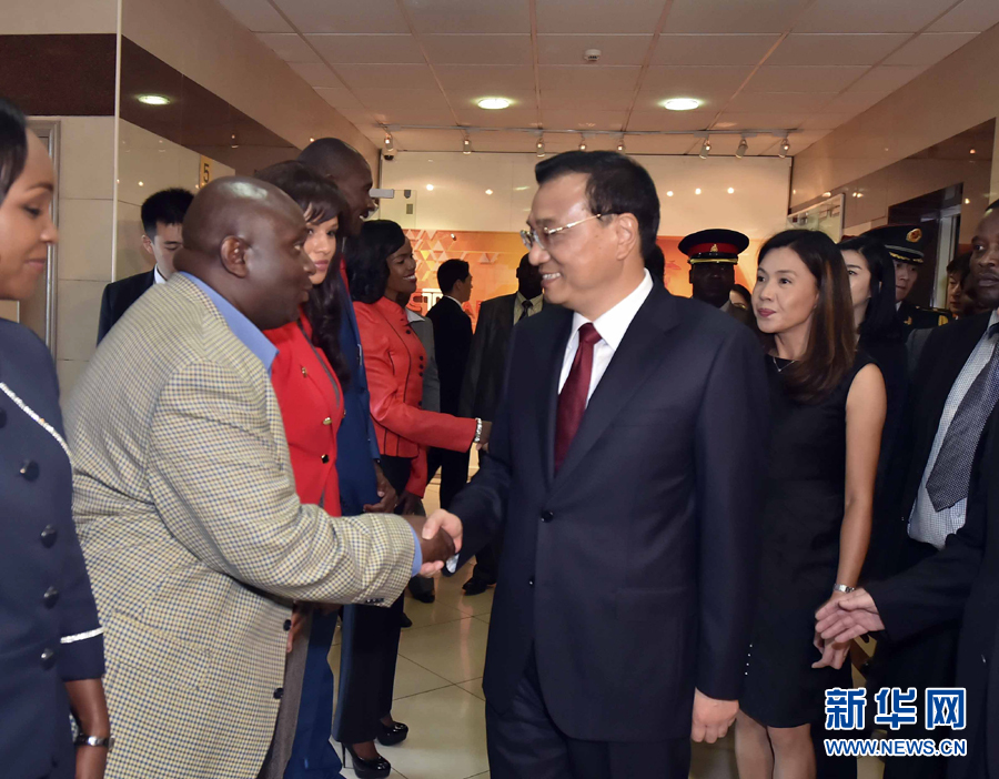 5月11日，中國國務(wù)院總理李克強(qiáng)在肯尼亞首都內(nèi)羅畢看望并慰問中央電視臺(tái)非洲分臺(tái)員工。 新華社記者 李濤 攝 
