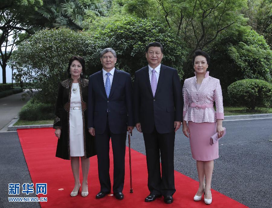 會談前，習近平在上海西郊會議中心廣場為阿坦巴耶夫舉行歡迎儀式。新華社記者 蘭紅光 攝 