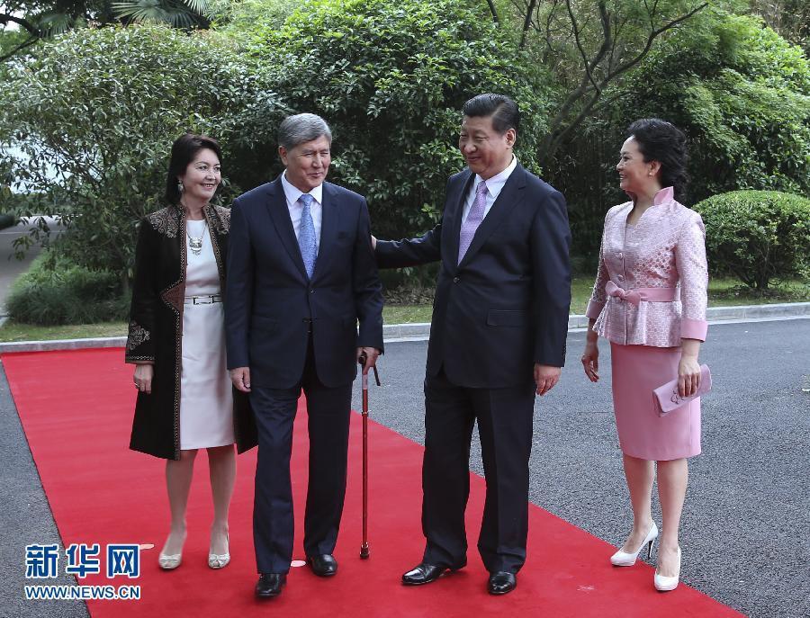 會談前，習近平在上海西郊會議中心廣場為阿坦巴耶夫舉行歡迎儀式。新華社記者 蘭紅光 攝 