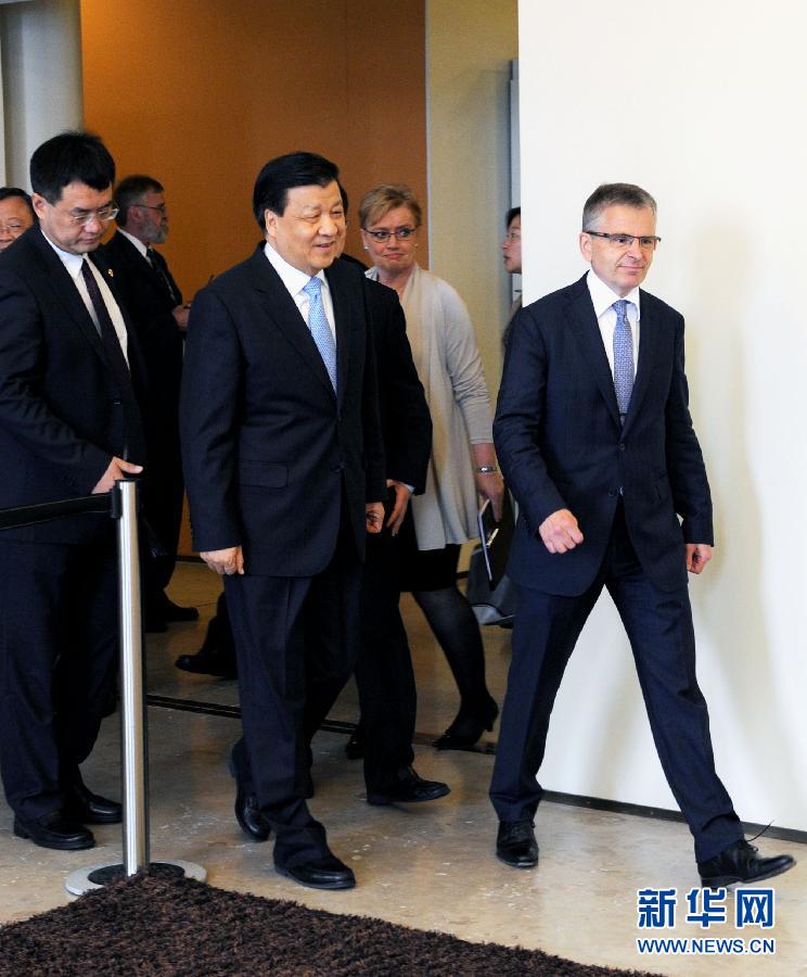 6月13日，中共中央政治局常委、中央書記處書記劉云山在赫爾辛基與赫爾辛基市長帕尤寧共同出席中芬有關(guān)文化藝術(shù)合作及交流活動的諒解備忘錄簽字儀式。新華社記者饒愛民攝