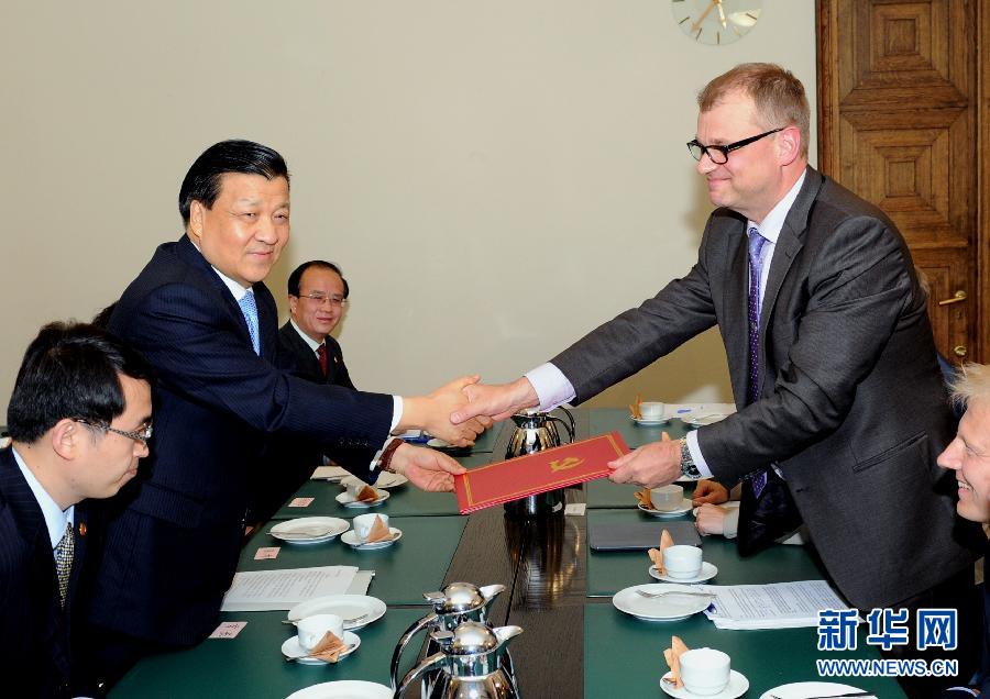 6月12日，中共中央政治局常委、中央書記處書記劉云山在赫爾辛基會見芬蘭中間黨主席西皮萊。 新華社記者饒愛民攝