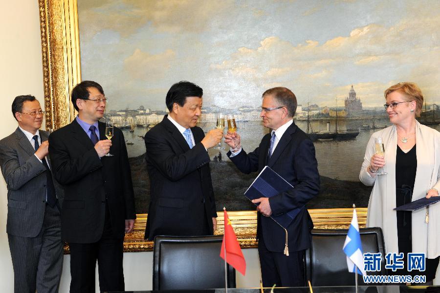 6月13日，中共中央政治局常委、中央書記處書記劉云山在赫爾辛基與赫爾辛基市長帕尤寧共同出席中芬有關文化藝術合作及交流活動的諒解備忘錄簽字儀式。新華社記者饒愛民攝 